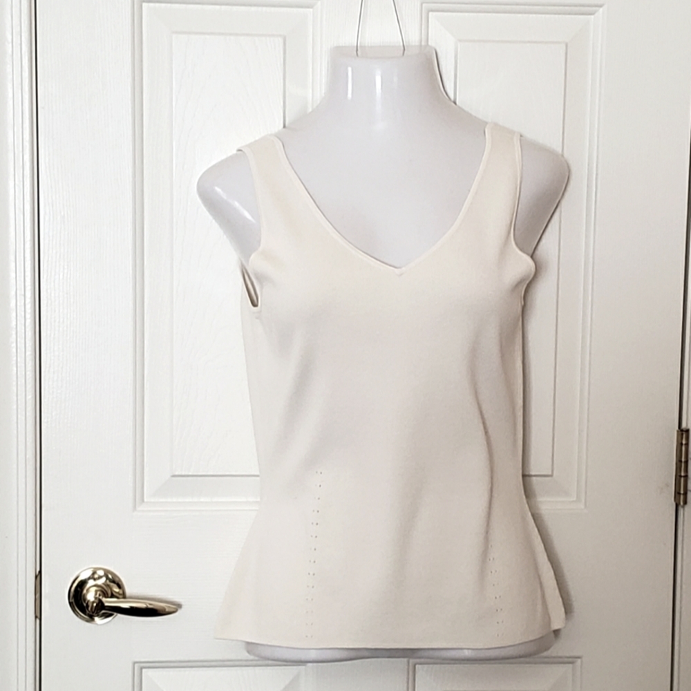 Tesori V neck white sleeveless shell. Chic eyelet detail. Size Large. - Picture 1 of 9